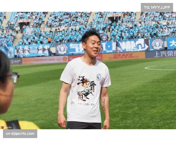 【2026年4月中超联赛·人物·特写特写：老将汪晋贤打入赛季首球后，奔向看台与家人庆祝